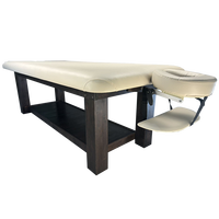 Table de massage fixe en bois à jambe large et basse, en cuir synthétique, de conception moderne, fabriquée au Cambodge, pour soins et traitements.