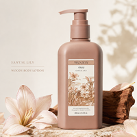 Lotion corporelle à base de plantes OEM ODM 250ml Santal Lily Woody Scent Blanchissant Parfum longue durée Soin de la peau Adultes Roopy Vente en gros