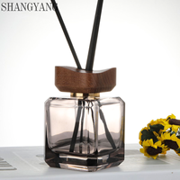 Bouteille diffuseur de roseaux en verre carré transparent de haute qualité, 180 ml, avec bouchon en bois peint, vente en gros directe d'usine chinoise