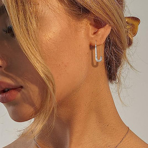 Orecchini a Graffetta con Spilla di Sicurezza per Donne, Design Unico e Alla Moda con Micro Pavé, Gioielli per Orecchie - Product Image 3