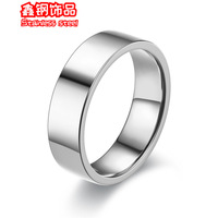 Une bague en acier titane tendance et très vendue, qui ne ternit pas, polie à l'électrolyse, avec un gravure plate