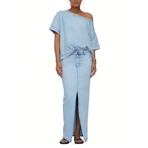 Ensemble 2 pièces en jean pour femme : haut court à épaules dénudées et jupe longue fendue sur le devant – Tenue tendance pour femme - Product Image 1