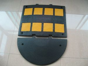 Rallentatore di velocità in gomma antiscivolo 500x600x30mm, 9kg (media), 4.5kg (tappo terminale) per ingressi di cantieri e terminali portuali - Product Image 6
