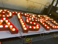 Panneaux publicitaires carrés étanches personnalisés, boîtes lumineuses, écrans LED durables pour restaurants et vitrines