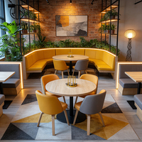Ensemble de mobilier de luxe léger : Table carrée en pierre frittée, banquette en cuir jaune, table et chaise pour salon de thé et restaurant, et canapé