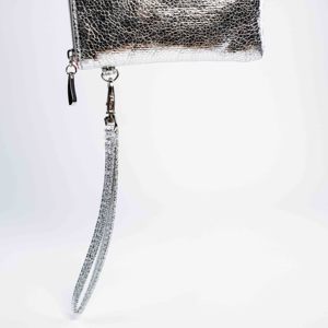 Sac de rangement cosmétique multifonctionnel en cuir PU argenté, avec fermeture à rabat, personnalisable avec logo, fabriqué en usine certifiée ISO BSCI - Product Image 3