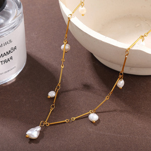 Collier pendentif en perles d'eau douce plaqué or 18 carats avec chaîne à pompon pour femme, à porter au quotidien - Product Image 1