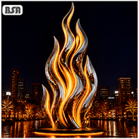 Grande sculpture LED extérieure en acier inoxydable effet flamme, poli miroir, abstraite et personnalisée pour entrée de centre commercial, hôtel, éclairage nocturne
