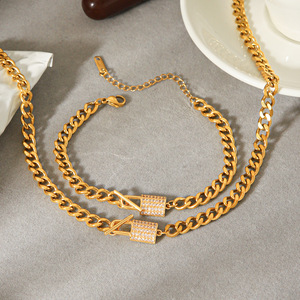 Conjunto de collar y pulsera de cadena cubana con diamantes de lujo, chapado en oro, de acero inoxidable pulido, resistente al agua, para mujer. - Product Image 3