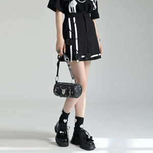 Jupe courte de haute qualité, design de niche, noir et <span class=keywords><strong>blanc</strong></span> contrastés, avec décoration florale 3D et taille élastique - Product Image 1