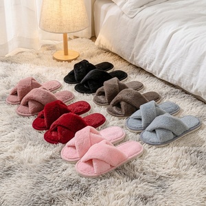 Pantofole da <span class=keywords><strong>donna</strong></span> per interni con suola in PVC antiscivolo, comode e soffici con cinturino incrociato e punta aperta, pantofole morbide in finta pelliccia per interni ed esterni - Product Image 5