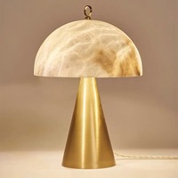 Lampe de table champignon de luxe avec base en marbre naturel et abat-jour en laiton, décoration moderne, lampe de chevet ou de bureau pour la maison, la villa ou l'hôtel