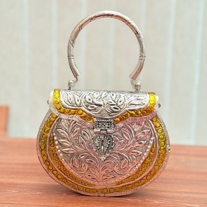 Sac à main en métal gaufré traditionnel pour femmes avec finition argent antique, accents dorés, gravure florale ornée - Product Image 3
