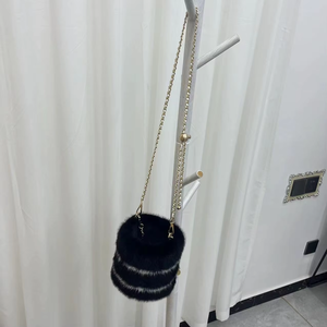 Bolsos de hombro tipo cubo para mujer, bolso de mano peludo de Color sólido para mujer, piel sintética de invierno - Product Image 2