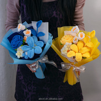 Valentinstag Handgefertigter Gestrickter Künstlicher Lilien-Rosen-Strauß Gestrickte Gemischte Mini-Häkelblumen