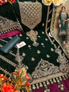 ชุดเสื้อผ้าไหมกำมะหยี่พรีเมียมปักลายใหม่ล่าสุดจาก Dhwaja Export ประกอบด้วยเสื้อท่อนบนปักลาย และกางเกงผ้าซันตูน พร้อมผ้าคลุมไหล่ปักลายหนักสำหรับผู้หญิง - Product Image 5