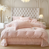 Parure de lit en velours laiteux rose 4 pièces, ensemble housse de couette et jupe de lit à motifs floraux roses, linge de lit luxueux et moelleux pour l'hiver