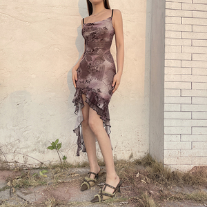 เดรสสายเดี่ยวพิมพ์ลายศิลปะสไตล์วินเทจ ดีไซน์คอเสื้อแบบดรอป ทรงเอ-ไลน์  สำหรับสาวฮอต  ทรงเข้ารูป ความยาวปานกลาง - Product Image 5