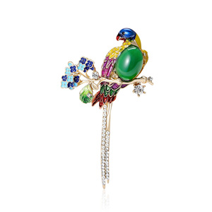 Broche de Papagaio de Cauda Longa com Penas Esmaltadas e Strass para Casacos e Lenços Femininos, 65x36mm, Verde e Vermelho - Product Image 2