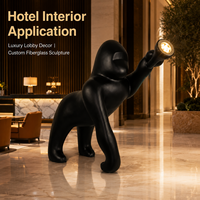 Lampadaire Sculptural Gorille en Fibre de Verre Personnalisé OEM, Statue Lumineuse Animale Moderne pour Hall d'Hôtel de Luxe, Fabricant d'Éclairage d'Intérieur