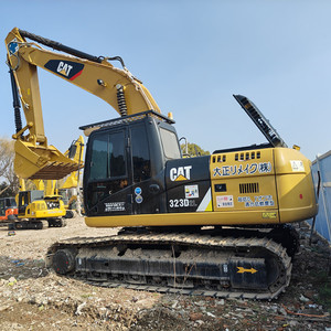 Excavadora de cadenas usada 323D2L de 23 toneladas, modelo 2022, con componentes hidráulicos Kawasaki, cucharón de excavación de 1.15m de capacidad y motor Cummins - Product Image 3