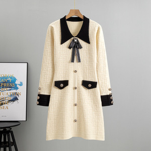 Robe pull en maille pour femme, manches longues, crème et noir, col et poches, style élégant, collection Printemps 2025 - Product Image 1