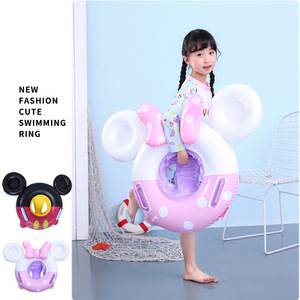 Anillo de natación inflable rosa con asas para bebés y niños pequeños, para usar en piscinas y parques acuáticos. - Product Image 1