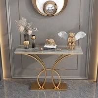 Table console moderne en métal, cadre doré, plateau noir, pour hall d'entrée, couloir, projets hôteliers et villas