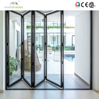Porte pliante de luxe MULTISHADES pour villa, transformant les espaces avec un design minimaliste et contemporain