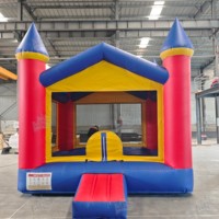 Château gonflable de style château traditionnel, rouge, bleu, jaune, avec filet de sécurité pour la location lors de fêtes d'anniversaire