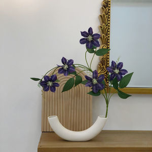 Arrangement de fleurs artificielles Clematis, vase en céramique violet foncé à 5 têtes, décoration moderne pour la maison et les accessoires de mariage - Product Image 3