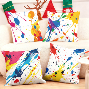 Les coussins décoratifs aux motifs de peintures éclatantes ajoutent une touche festive à la décoration de salon confortable, avec des chaussettes de Noël et des bois de renne. - Product Image 1