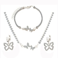 Set Perhiasan Kalung Kupu-kupu Berlian Amerika dan Eropa, Anting Clover, dan Gelang untuk Wanita dan Gadis