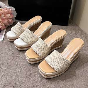 Sandales tongs à bout ouvert européennes et américaines pour le début de l'été 2025, respirantes et antidérapantes, avec talon compensé et tissage glycine - Product Image 3