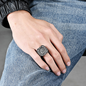 Anillo Cruzado Retro Moderno para Hombre, Acero Dorado y Negro, Tallas 7 8 9 10 11 12, Estilo Punk Hip Hop Individualista - Product Image 2
