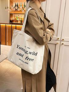 Grand sac fourre-tout oversize pour femmes le week-end Logo personnalisé en toile de coton noire avec motif de lettres à la mode - Product Image 3