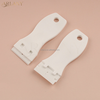 Outil grattoir en plastique multicolores avec logo personnalisé ARLANY, pour un nettoyage rapide et efficace des résidus d'adhésif des extensions de cheveux