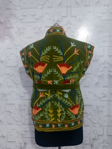 Élégant pull sans manches à superposition, ajustable avec lien à nouer, broderie florale Suzani faite main, col montant, tricoté pour l'hiver, couleur olive - Product Image 2