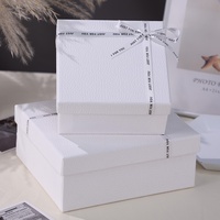 Caja Cosmética de Lujo Shaher en Cuero Sintético Blanco, con Logotipo Personalizado, Tapa Rígida de Cartón, Base y Tapa con Diseño de Cielo y Tierra, Caja de Regalo con Relieve