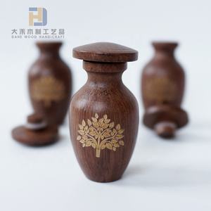 Urnes pour animaux de compagnie en bois de hêtre brun avec arbre de vie gravé au laser Pot d'urnes funéraires en bois personnalisé pour les cendres <span class=keywords><strong>des</strong></span> <span class=keywords><strong>chiens</strong></span> de chats pour la mémoire - Product Image 5