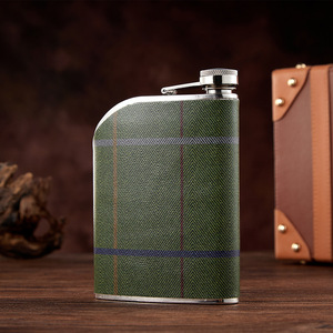 Cadeaux créatifs : Gourde à whisky en acier inoxydable de 8 oz avec enveloppe en cuir, pour hommes et femmes - Product Image 2