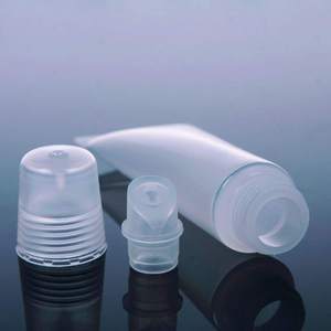 أنبوب بلاستيكي للعناية الشخصية لمستحضرات التجميل وملمع الشفاه سعة 8 مل، تصميم فريد وجذاب باللون الأبيض، حاوية مخصصة بعلامة تجارية خاصة - Product Image 3