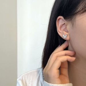 เครื่องประดับผู้หญิง Dylam Elegance ต่างหูเงินแท้ 925 ป้องกันการแพ้ รูปทรงผีเสื้อประดับเปลือกหอยและเพชรซิร์โคเนีย 5A - Product Image 3