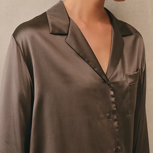 Pyjama en satin beige foncé de luxe pour femmes, vêtements de nuit à manches longues, tissu doux et soyeux, vêtements de détente confortables pour le repos nocturne - Product Image 3