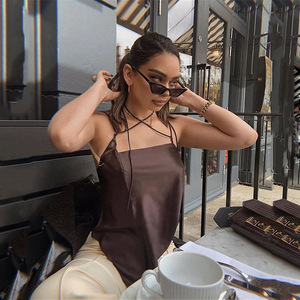 Top sin tirantes con escote cruzado de satén de color liso para mujer, estilo europeo y americano, con lazo, marrón caqui - Product Image 1