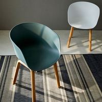 Chaise de salle à manger simple en plastique PP, durable, avec dossier ajouré, légère, pour restaurant, loft, salle à manger