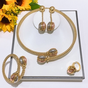 Ensemble de bijoux 4 pièces en forme de <span class=keywords><strong>coccinelle</strong></span>, trois tons, design simple et spécial, populaire et très demandé, comprenant bague, collier, bracelet et boucles d'oreilles, pour soirée - Product Image 1