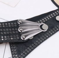 Ceinture Corset Large Femme Style Punk Audacieux en Nylon Noir 120CM avec Boucle Auto-Bloquante et Clous Argentés Brillants – Design Audacieux et Attrayant