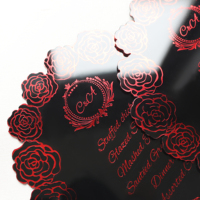 Premium Schwarze Spiegel-Acryl-Menükarte mit Heißprägung Rotem Text Rosen-Blumenmuster Unregelmäßiger Wellenkanten-Design Hochzeitstisch-Menü