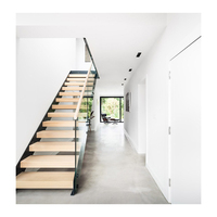 Escalier moderne en L à double latéral avec poutres latérales, en bois de chêne blanc américain, avec garde-corps en verre trempé à un seul côté